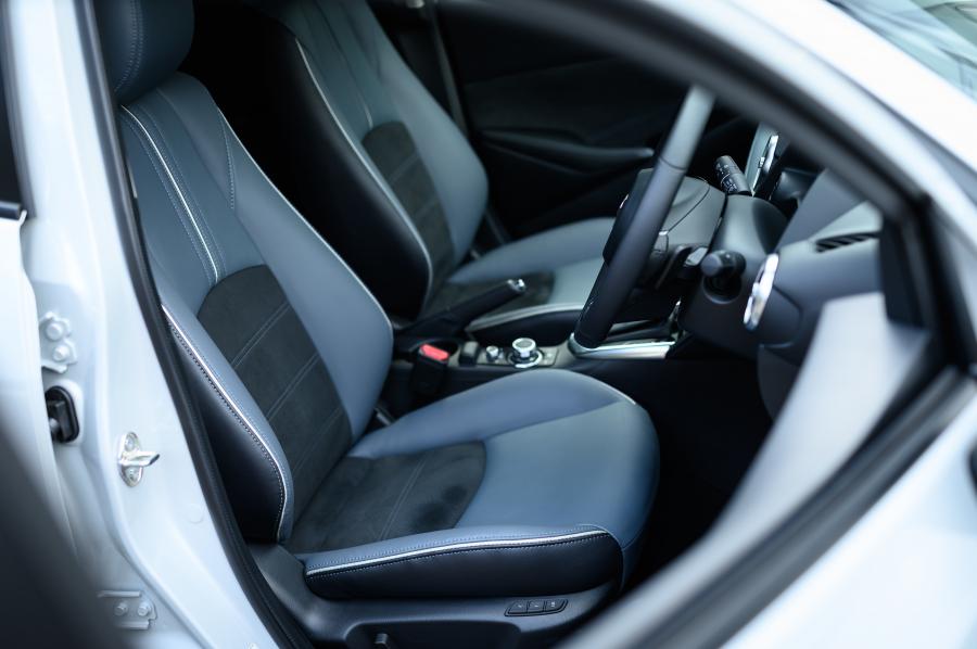Интерьер Mazda2 2019 года  (JP) (фото 6 из 20)